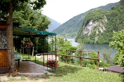 Camping Gajole  -  Mobilheim vom Campingplatz mit Veranda und Blick auf den See