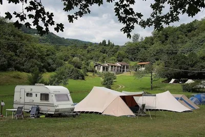 Camping Gajole  -  Wohnwagen- und Zeltstellplatz vom Campingplatz auf grüner Wiese