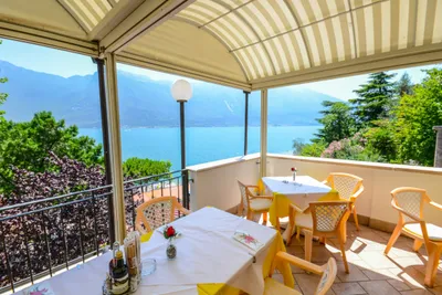 Camping Garda  - Blick von der Terrasse im Mobilheim vom Campingplatz auf den Garda See