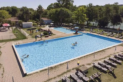 Centro Vacanze Garden River - Gaeste, pool und liegestuehlen auf dem Campingplatz