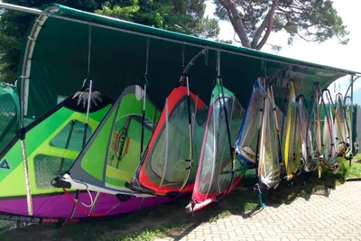 Camping Gardenia  - Stauraum für Windsurfs auf dem Campingplatz