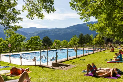 Camping Gavín  -  Pool vom Campingplatz mit Liegewiese und Blick auf die Berge