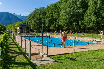 Camping Gavín  -  Camper am Pool vom Campingplatz