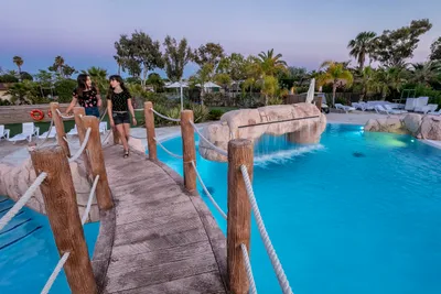 Yelloh! Village Gavina - Brücke über das Freibad im Poolbereich auf dem Campingplatz