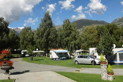 Camping Gemmi Agarn - Stell- und Zeltplätze mit Blick auf die Berge