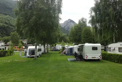 Camping Gemmi Agarn -  Stellplätze mit Blick auf die Berge