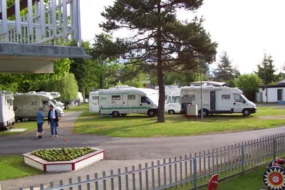 Camping Gerli - Wohnmobile auf Stellplätzen des Campingplatzes