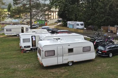 Camping Gerli - Wohnwagen auf Stellplätzen