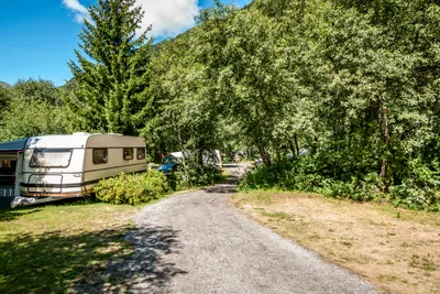 Camping Giessen  -  Wohnmobil auf dem Campingplatz zwischen Bäumen