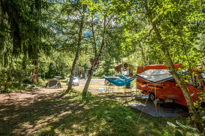 Camping Giessen  -  Wohnwagen- und Zeltstellplatz vom Campingplatz im Schatten von Bäumen