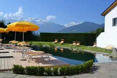 Camping Gloria Vallis -  Pool und Liegestühle mit Blick auf die Alpen- 