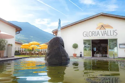 Camping Gloria Vallis - Blick auf das Restaurant  mit Terrasse