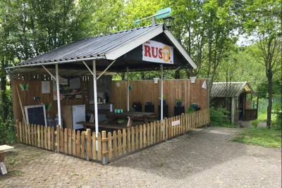 Camping GoedVertoef - Gemeinschaftsküche im Freien mit Picknicktisch