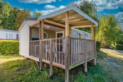 Camping le Grand Cerf  - Mobilheim mit Veranda auf dem Campingplatz