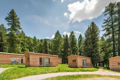 Camping Gravatscha  -  Mobilheime auf Rasen am Waldrand