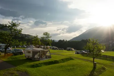 Camping Grosswalsertal  -  Wohnwagen- und Zeltstellplatz mit Blick auf die Berge