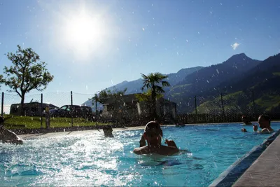 Camping Grosswalsertal  -  Pool mit Blick auf die Berge auf dem Campingplatz