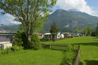 Camping Grund  -  Wohnwagen- und Zeltstellplatz  mit Blick auf die Berge