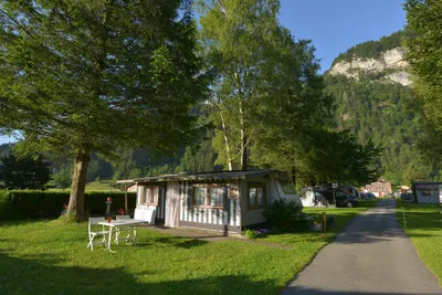 Camping Grund  -  Wohnwagen- und Zeltstellplatz zwischen Bäumen auf dem Campingplatz