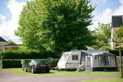Camping Seasonova Haliotis  Camping Haliotis - Blick auf Standplatz durch Hecke begrenzt