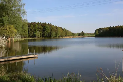 Camping Hammerschmiedesee - Blick auf den See vom Campingplatz aus mit Steg