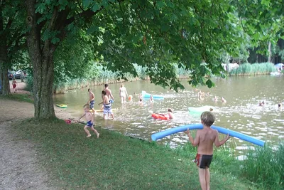 Camping Hammerschmiedesee - Badende Gäste im See am Campingplatz