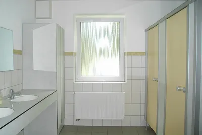 Camping Hammerschmiedesee - Sanitärgebäude mit Waschbecken, Spiegel, Toiletten und Duschen