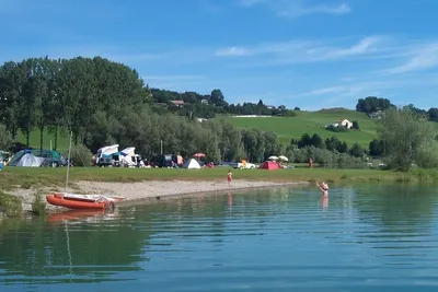 Camping Haute Gruyère  - Strand am Fluss auf dem Campingplatz