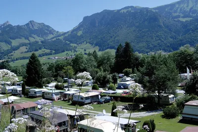 Camping Haute Gruyère - Wohnwagenstellplätze im Grünen auf dem Campingplatz