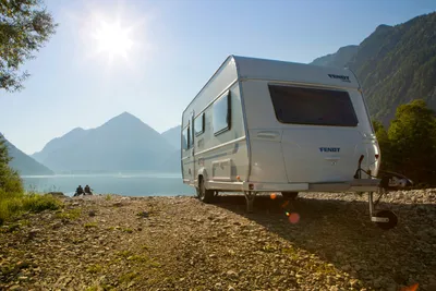 Camping Heiterwanger See - Wohnwagenstellplatz mit Blick auf den See