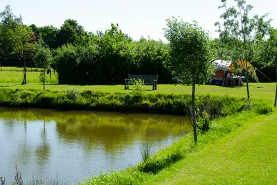 Camping het Klaverblad - Zeltplatz mit Blick auf das Wasser