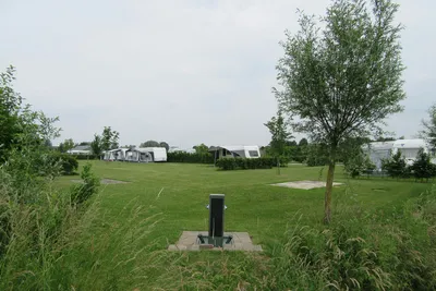 Camping het Klaverblad -  schattiger Wohnmobilstellplatz im Grünen auf dem Campingplatz 