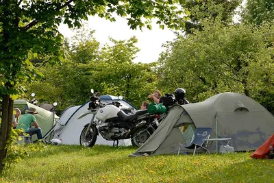 Campingpark Hochsauerland  - Camper mit Motorrädern auf dem Zeltplatz vom Campingplatz