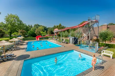 Camping Hoeve De Schaaf - Campingplatz mit Pool,Wasserrutsche, Liegestühlen und Sonnenschirmen