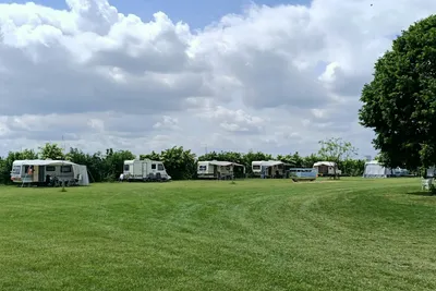 Hoeve Linnerveld - Standplatzwiese auf dem Campingplatz