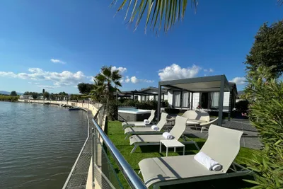Camping Holiday Marina - Terrasse eines Mobilheims mit Blick auf das Wasser