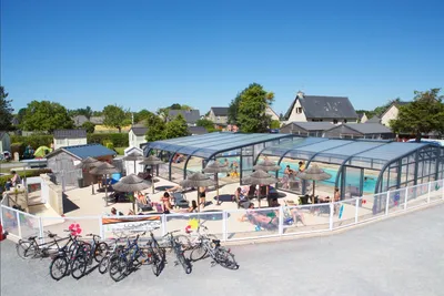 Camping Aux Pommiers  -  Pool vom Campingplatz mit Sonnenschirmen und Liegestühlen