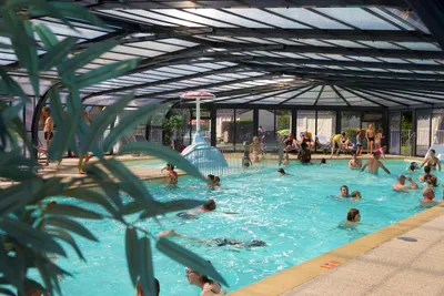 Camping Aux Pommiers  -  Camper im Indoor Pool vom Campingplatz