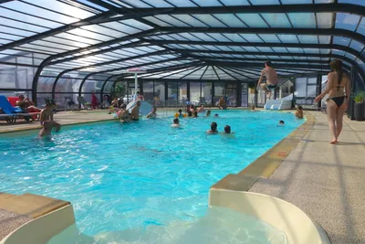 Camping Aux Pommiers  - spielende Kinder am Pool vom Camping