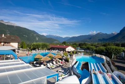 Camping Idéal  -  Pool vom Campingplatz mit Wasserrutschen und Blick auf die Berge
