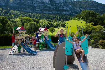 Camping Idéal  - Kinder auf dem Spielplatz vom Campingplatz