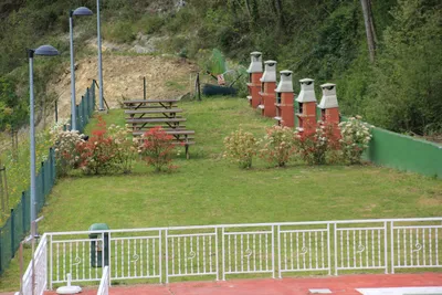 Camping Igara de San Sebastián - Grillstelle mit Picknicktischen auf dem Campingplatz