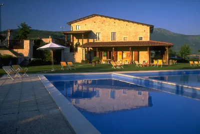 Camping Il Collaccio - Poolbereich des Campingplatzes mit Gebäude des Campingplatzes im Hintergrund