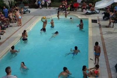 Camping Il Sergente - Pool vom Campingplatz mit Liegestühlen
