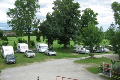Camping Illertissen - Wohnwagenstellplätze zwischen den Bäumen auf dem Campingplatz