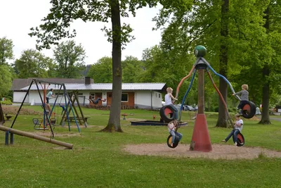 Camping Im Eichenwald - Kinder spielen auf dem Spielplatz