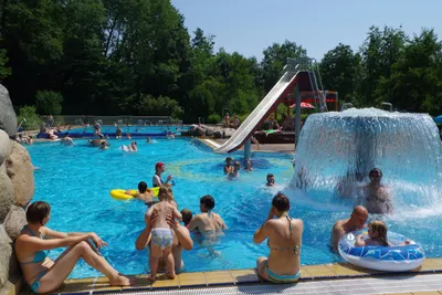 Gäste im Freibad des Campingplatzes