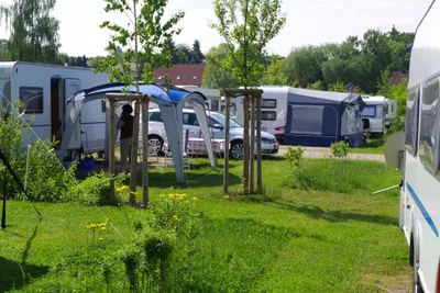 Wohnmobil- und Wohnwagenstellplätze auf der Wiese