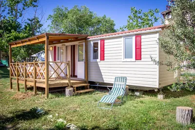 Camping Imperial - Mobilheim mit überdachter Veranda auf dem Campingplatz