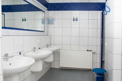 Camping Berg -  Sanitäranlage auf dem Campingplatz mit Waschbecken und Spiegel 